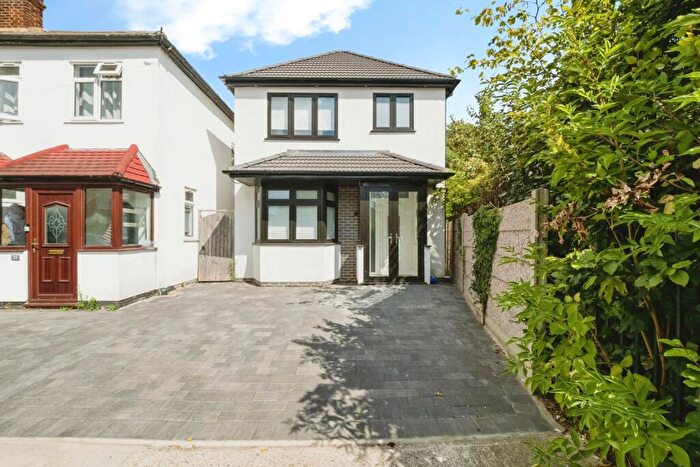 3 Bedroom Detached House For Sale In Maclennan Avenue, Rainham, RM13