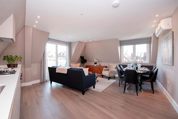 3 Bedroom Flat To Rent In Woodlands, Golders Green, NW11