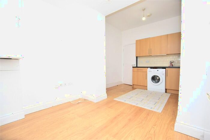 2 Bedroom Flat To Rent In Penge Road, London, SE25
