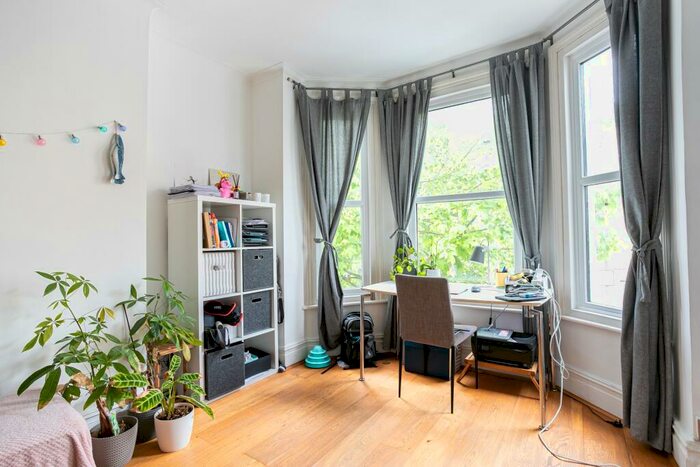 1 Bedroom Flat To Rent In Strathblaine Road, SW11