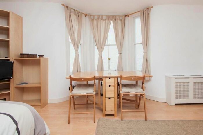 Studio To Rent In Belgrave Road, Pimlico, London, SW1V