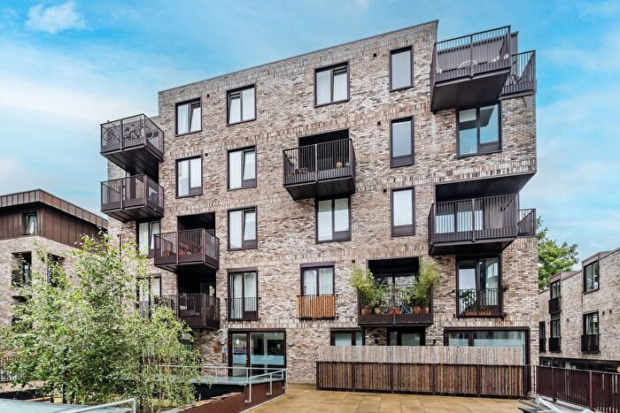 3 Bedroom Flat To Rent In Gransden Avenue, London, E8