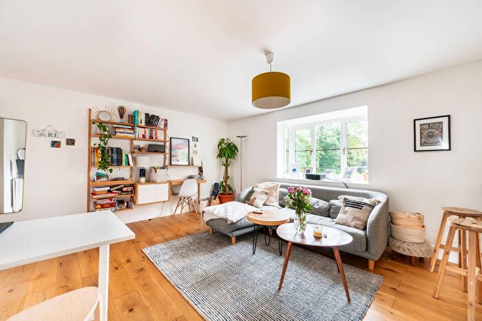 2 Bedroom Flat To Rent In Hawarden Hill, Gladstone Park, London, NW2