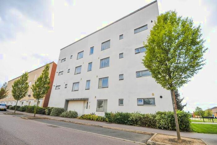 3 Bedroom Flat To Rent In Aviation Avenue, Hatfield, Hertfordshire, AL10