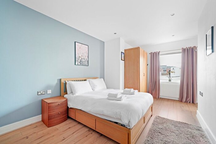 2 Bedroom Flat To Rent In Larch Court, Royal Oak Yard, SE1