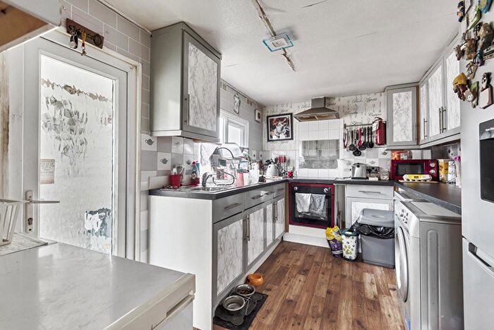 2 Bedroom Park Home For Sale In Crookham Common, Thatcham, RG19