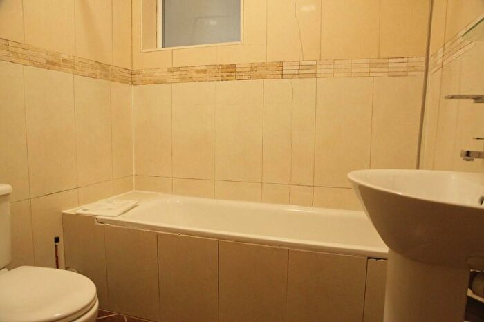 3 Bedroom Flat To Rent In Tooting Bec Road, London, SW17