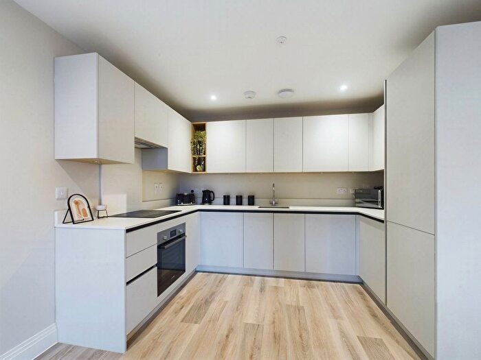 2 Bedroom Flat To Rent In Park Street, Maidenhead, Berkshire, SL6