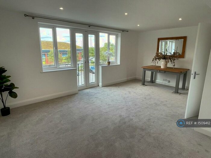 3 Bedroom Maisonette To Rent In Kingpost Parade, Guildford, GU1