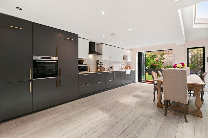 5 Bedroom Semi-detached House For Sale In Noyna Road, SW17