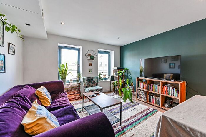 2 Bedroom Flat For Sale In Isabella Mews, Islington, London, N1