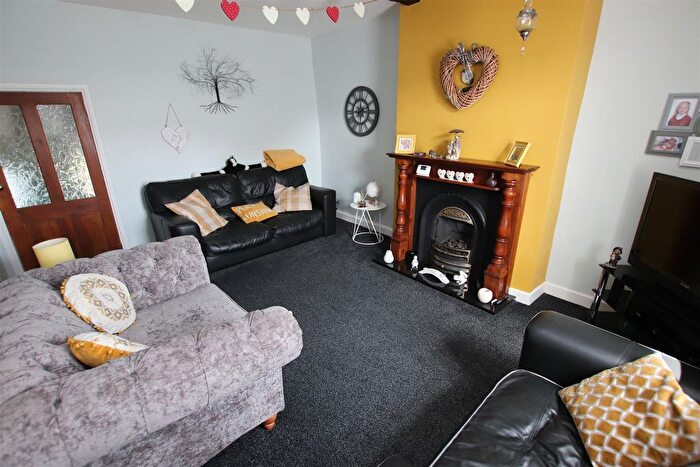 2 Bedroom Cottage For Sale In Brackendale, Thackley, Bradford, BD10
