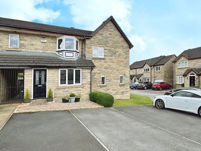 2 Bedroom Town House For Sale In Weavers Croft, Cleckheaton, BD19