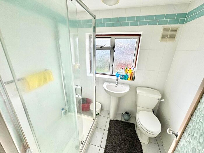 4 Bedroom House To Rent In Mungo Park Road, Rainham, RM13