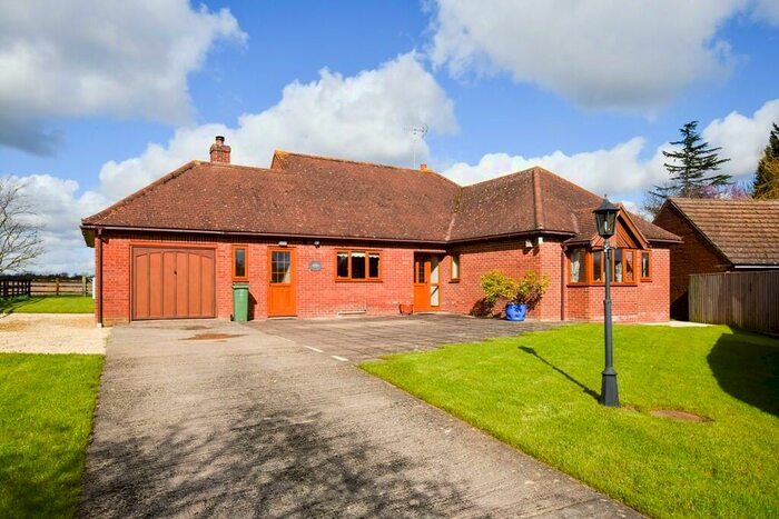 3 Bedroom Detached Bungalow To Rent In , HP18