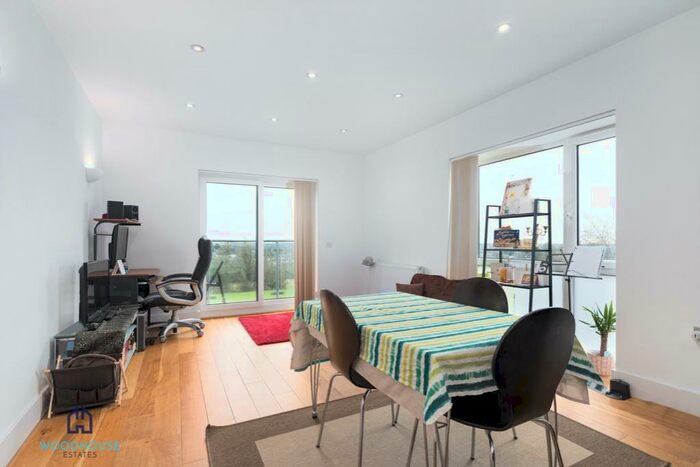 2 Bedroom Flat To Rent In Snowberry Close, Barnet, North London, EN5