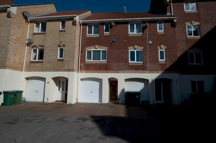 3 Bedroom Town House For Sale In Pacific Close, Southampton, SO14