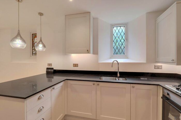 1 Bedroom Flat For Sale In Longcross Road, Chertsey, KT16