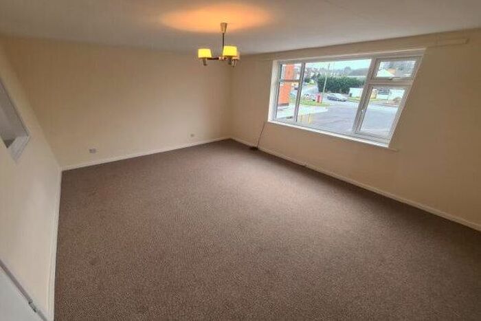 2 Bedroom Flat To Rent In Woodbury Road, Halesowen, B62