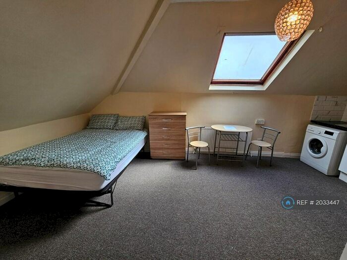 Studio To Rent In Belmont Road, London, N15