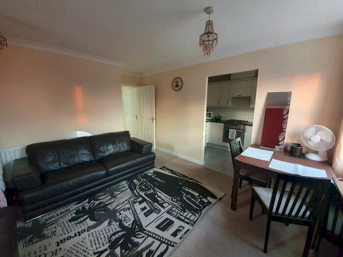 2 Bedroom Flat To Rent In Crispin Way, Uxbridge, UB8