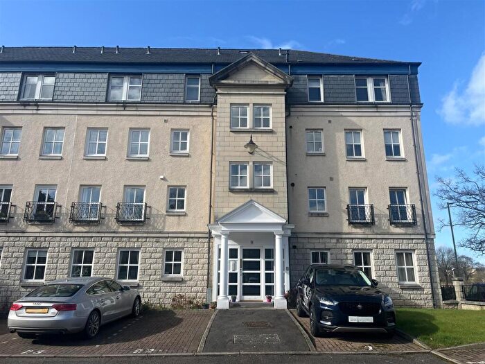 2 Bedroom Flat To Rent In South Inch Court, Perth, PH2
