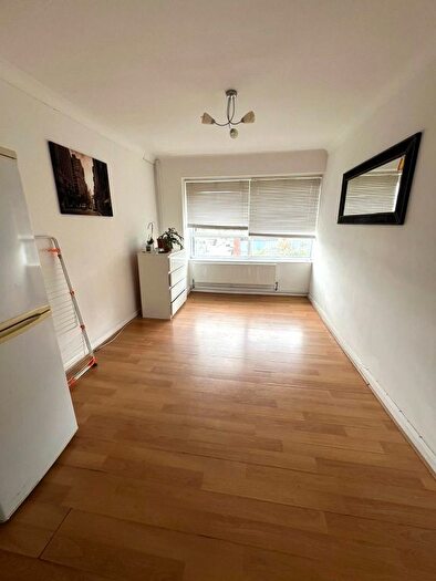 3 Bedroom Flat For Sale In Eastern Avenue, Ilford, IG2