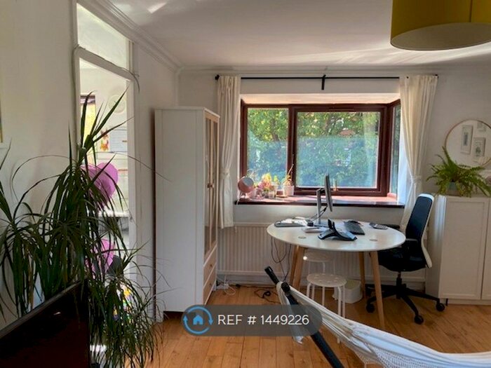 2 Bedroom Flat To Rent In St. Matthews Court, London, N10