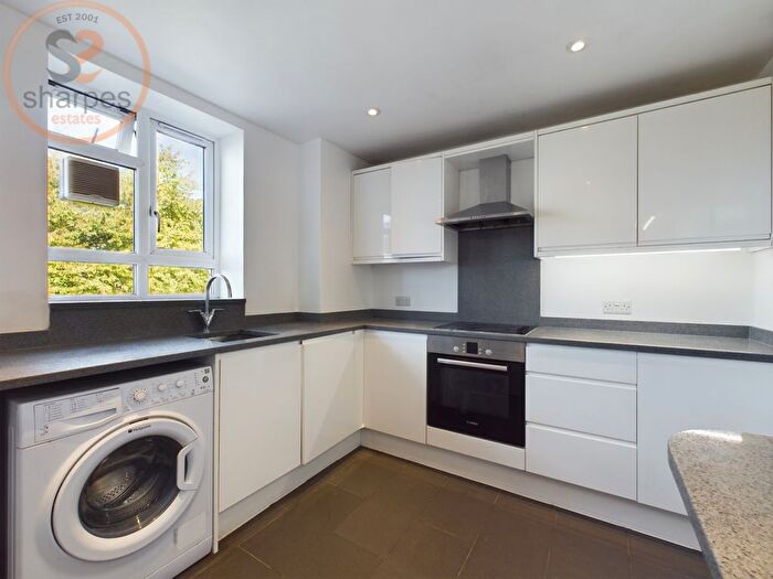 4 Bedroom Flat To Rent In Brookes Court, London, SW17