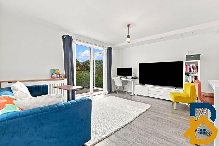 2 Bedroom Flat For Sale In Huntingdon Drive, Baneberry Lodge, RM3