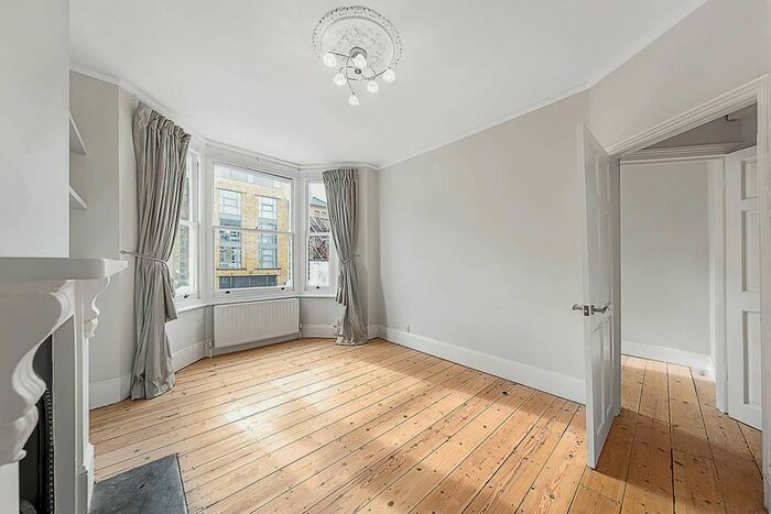 1 Bedroom Flat To Rent In Warriner Gardens, Battersea, London, SW11