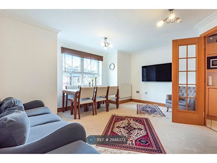 2 Bedroom Flat To Rent In Elizabeth Court, Kingston Upon Thames, KT2