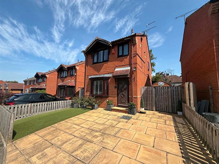 3 Bedroom Detached House For Sale In Hazelcroft, Eccleshill, Bradford, BD2