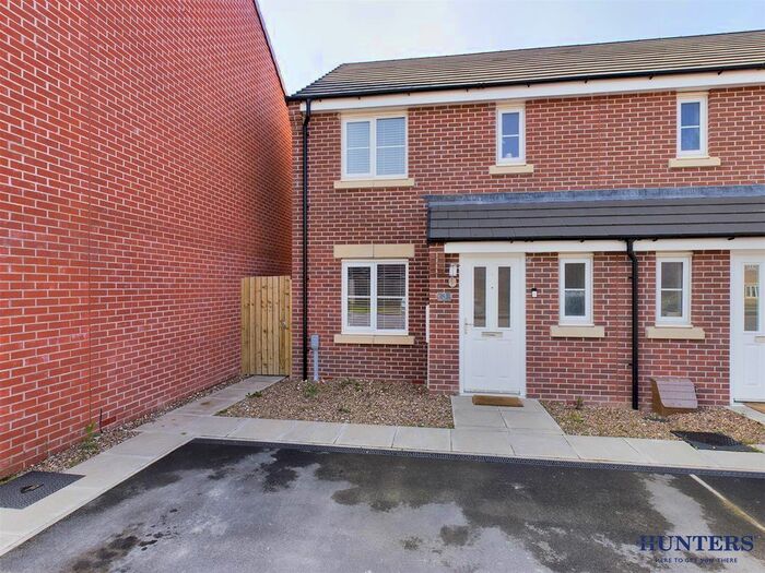3 Bedroom End Of Terrace House For Sale In Rowntree Avenue, Pocklington, York, East Riding Of Yorkshire, YO42