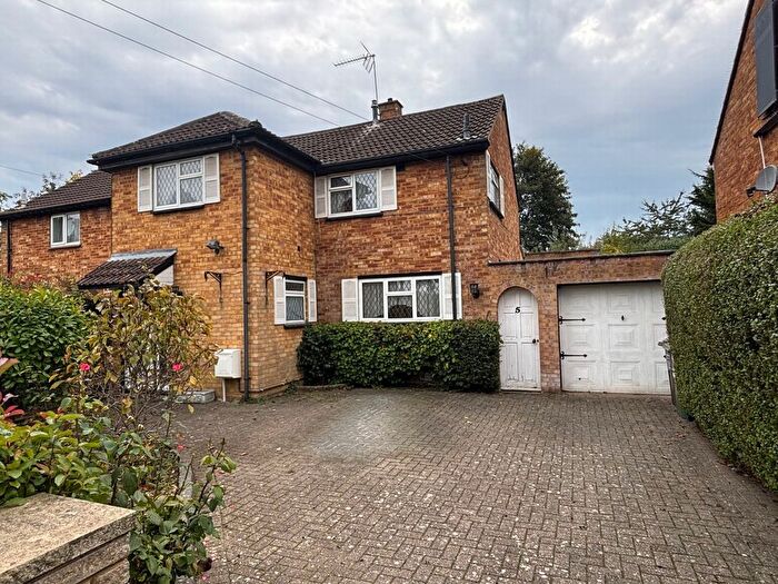 3 Bedroom Semi-detached House For Sale In Oldfield Road, London Colney, AL2