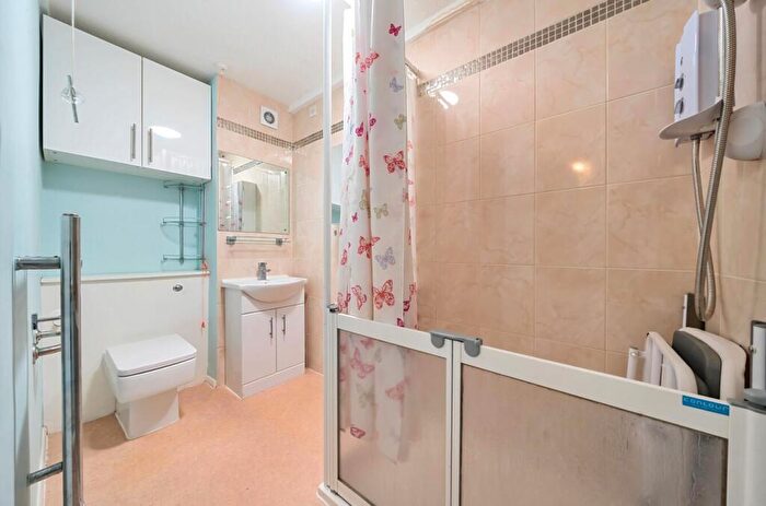1 Bedroom Apartment For Sale In Sunny Bank, South Norwood, SE25