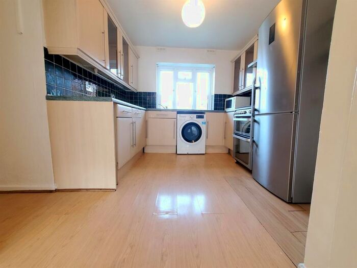 3 Bedroom Flat To Rent In Elmshurst Crescent, London, N2