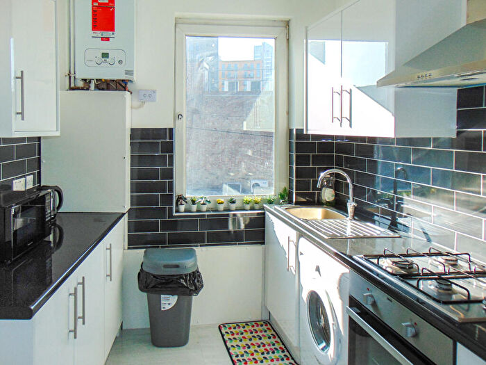 3 Bedroom Flat To Rent In Canning Town, London, E16