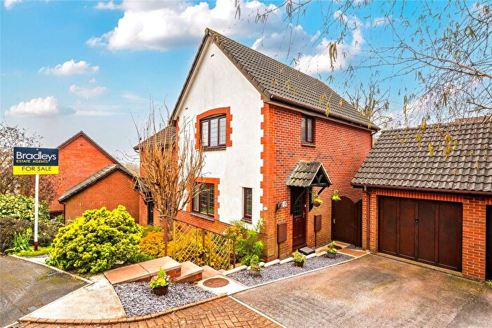 3 Bedroom Semi Detached House For Sale In Peregrine Close, The Willows, Torquay, Devon, TQ2