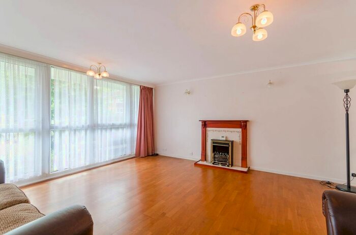 2 Bedroom Flat To Rent In Basinghall Gardens, Sutton, SM2