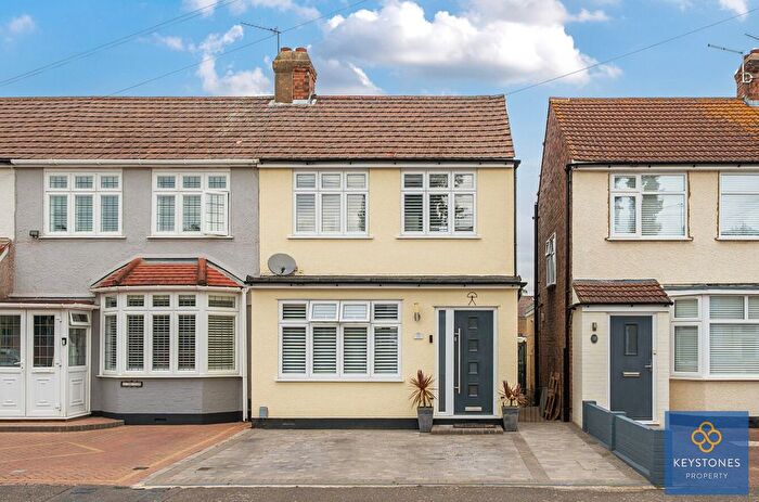 3 Bedroom End Of Terrace House For Sale In Recreation Avenue, Romford, RM7