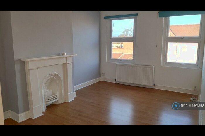 1 Bedroom Flat To Rent In High Road, Romford, RM6