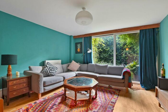 3 Bedroom Maisonette To Rent In Mowatt Close, Upper Holloway, N19