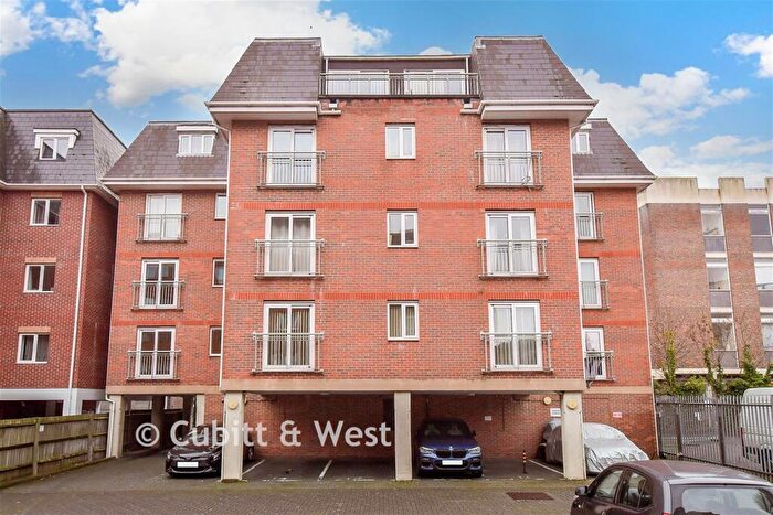 2 Bedroom Apartment For Sale In Vectis Way, Cosham, Portsmouth, Hampshire, PO6