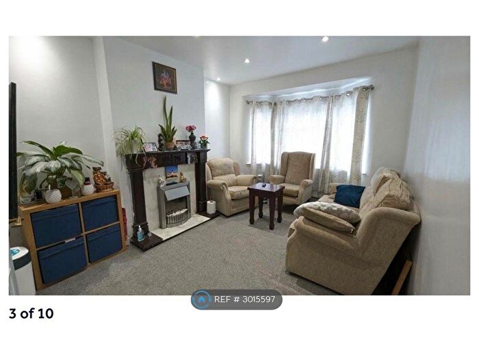3 Bedroom Semi-Detached House To Rent In Alton Close, Nottingham, NG9