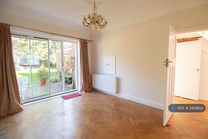 3 Bedroom Semi-Detached House To Rent In Carisbrooke Road, Leicester, LE2
