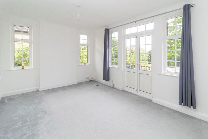 2 Bedroom Flat For Sale In Glendale Avenue, Edgware, HA8