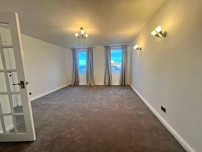 3 Bedroom Flat To Rent In West Pilton Drive, Edinburgh, EH4