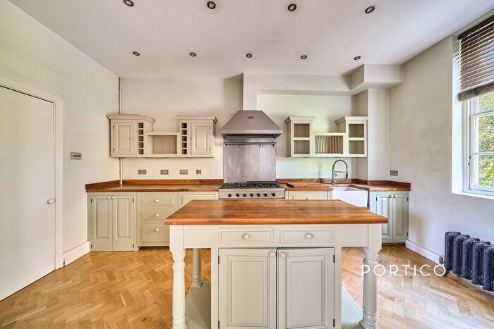 2 Bedroom Flat To Rent In Roland Mews, Stepney Green, E1