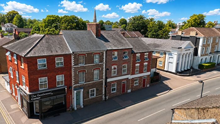 2 Bedroom Flat For Sale In Lake Street, Leighton Buzzard, LU7